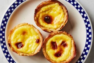 egg tart dihidangkan di atas piring dan terlihat sangat lezat