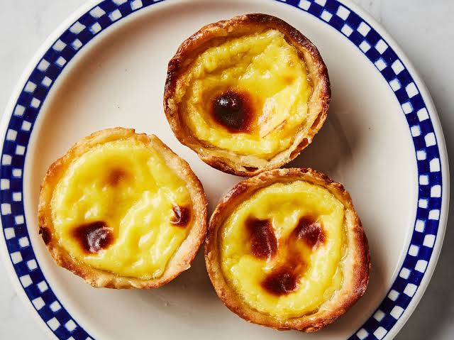 egg tart dihidangkan di atas piring dan terlihat sangat lezat